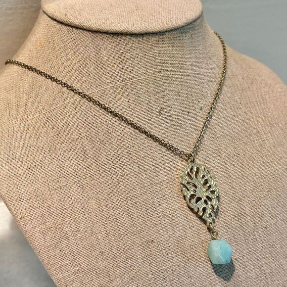 Francesca’s Collection Textured Leaf Pendant Blue Quartz Adjustable Clasp Neckla - Picture 2 of 4